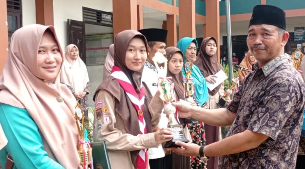 Penerimaan Raport Semester Genap Tahun Pelajaran 2022/2023 di MTs WI Kebarongan