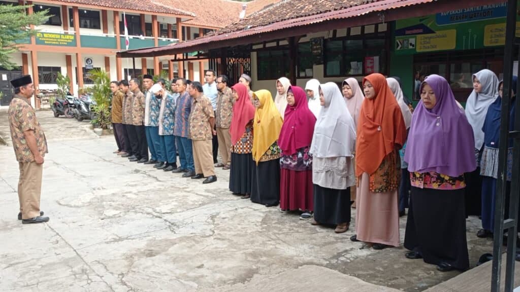 APEL PAGI SEBAGAI SARANA UNTUK MEMBENTUK KEDISIPLINAN GURU