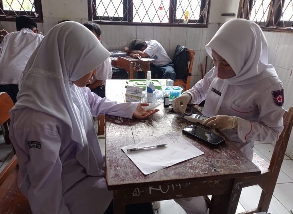 Cek Kesehatan Bagi Santri MTs WI Kebarongan Oleh Tim Medis Puskesmas Kemranjen II
