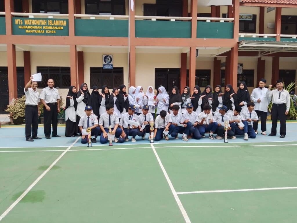 MTs WI Kebarongan Beri Penghargaan kepada Asatidz Pendamping Porseni tingkat Kabupaten Banyumas